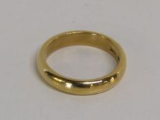 22ct gold wedding band - total weight 6.4g - ring size N