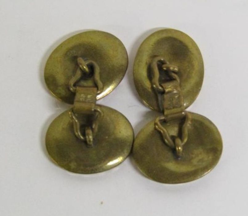 Cased pair of tested as 9ct gold thinly fronted cufflinks decorated with ivy leaves and marked WEP & - Image 2 of 4