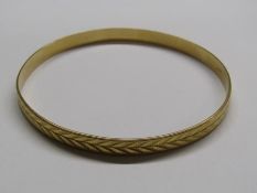 18ct gold (tested as) patterned bangle - total weight 15.7g