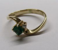 14ct (585) emerald and 2 diamond twisted ring - total weight 2.5g - ring size K