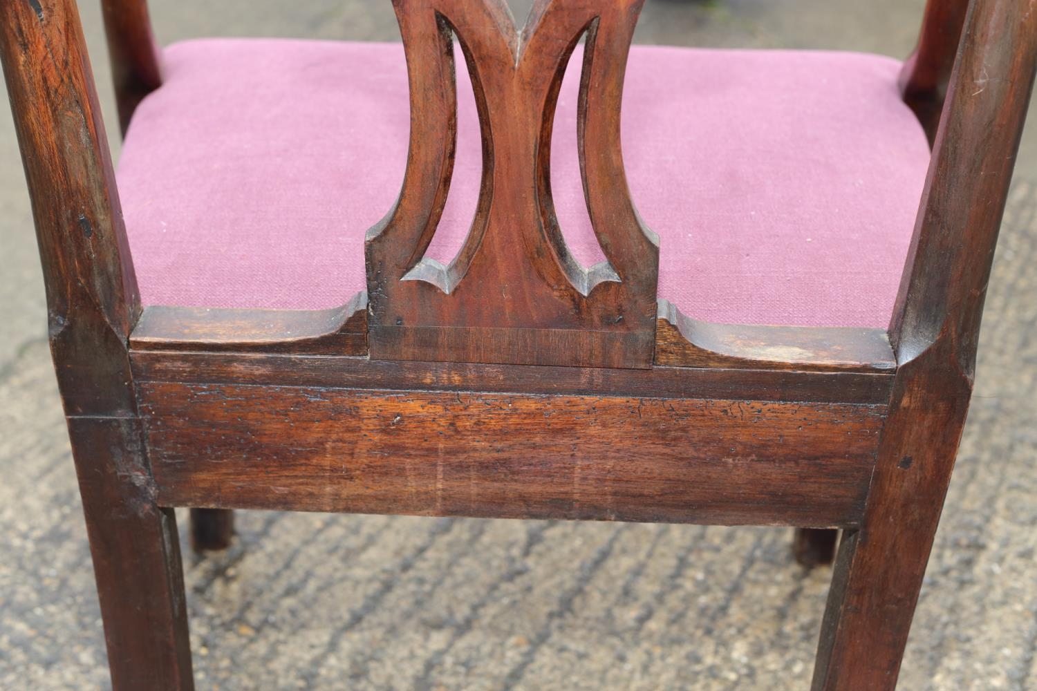 A Georgian mahogany carved dining chair with pierced splat back, Cupid bow top rail and stuffed over - Image 3 of 3
