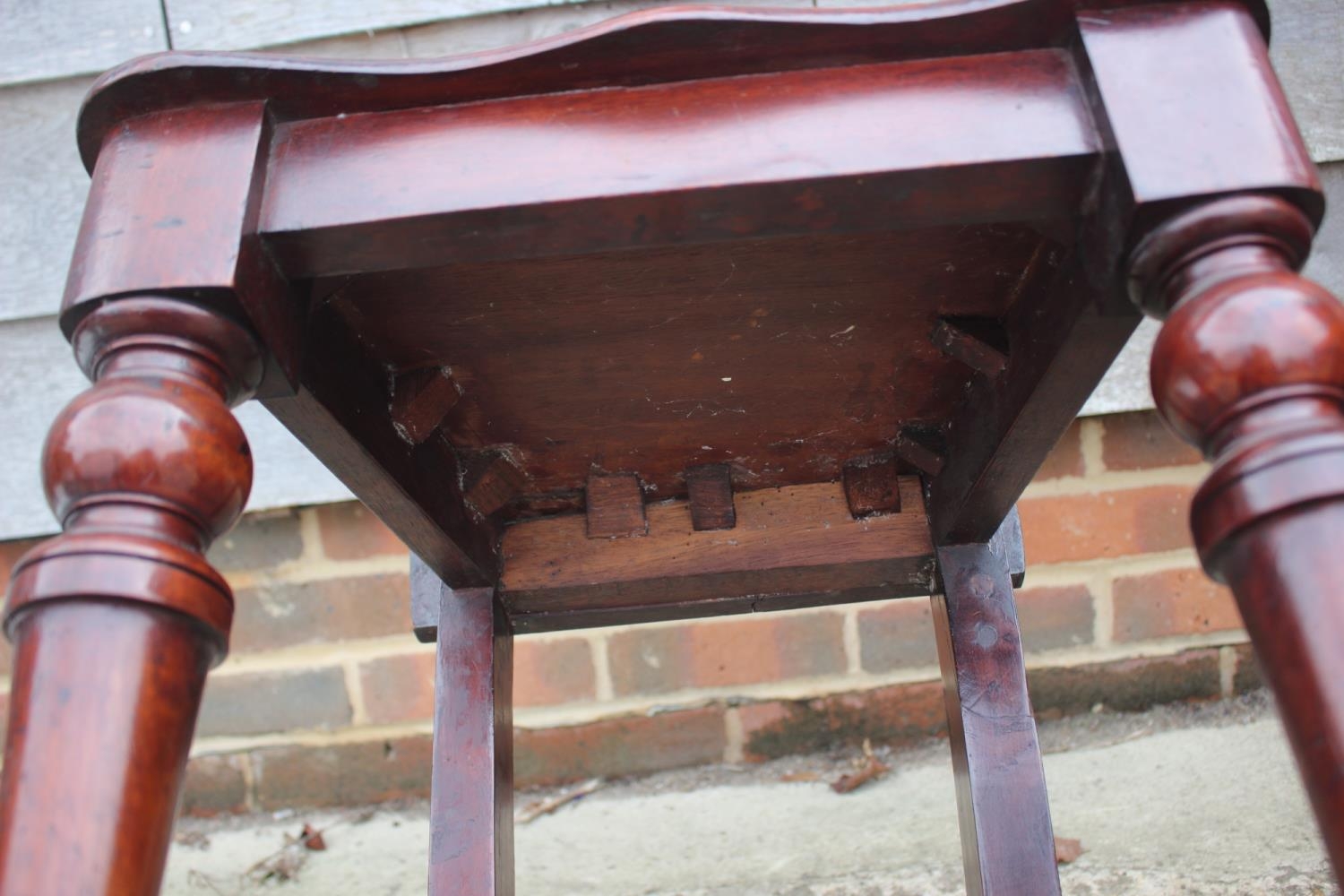 A pair of 19th century carved mahogany hall chairs with shaped panel backs, on turned supports - Image 6 of 6