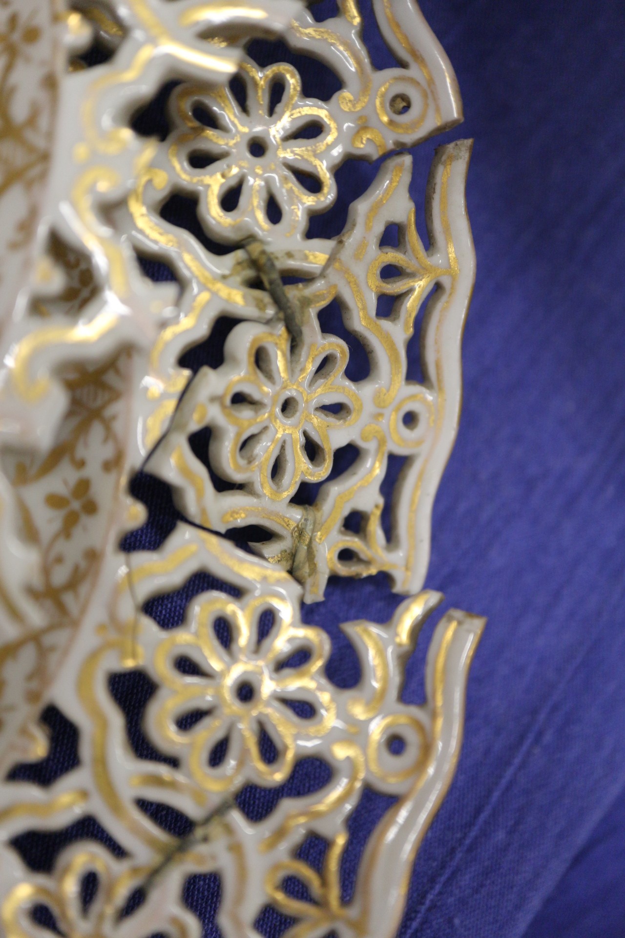 A set of twelve 19th century Dresden figure pierced decorated gilt scrollwork dessert plates (two - Image 7 of 7