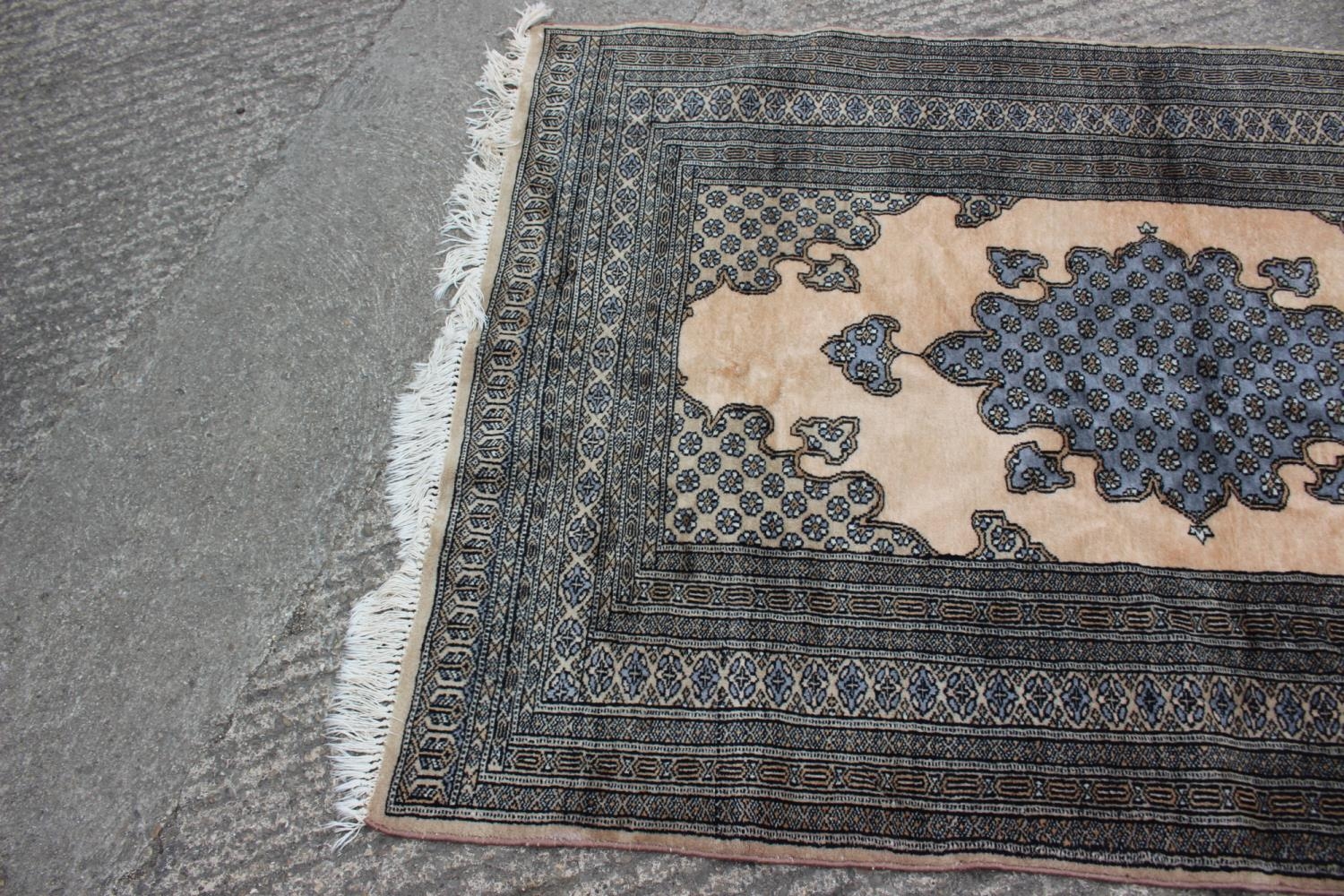 A Middle Eastern rug with central medallion and multi-borders in shades of natural and grey, 59" x - Bild 2 aus 5