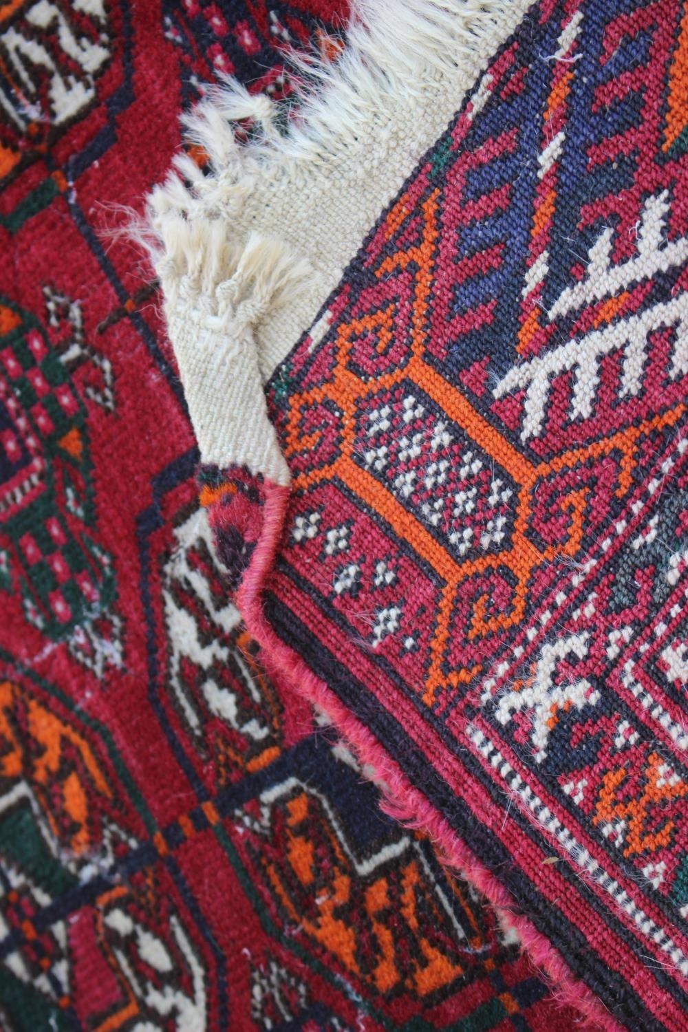 A Bokhara rug with thirty-three guls on a red ground with multi-borders in shades of green, orange - Bild 4 aus 4