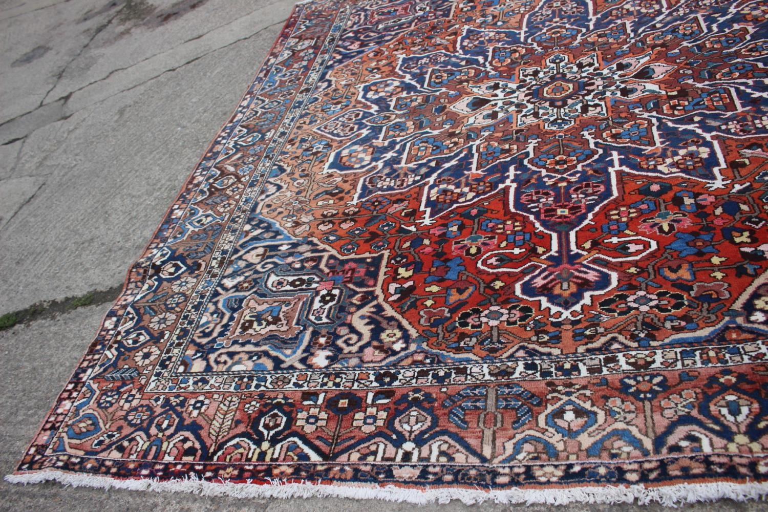 A Hamadan carpet with central star design, on a salmon ground, in shades of blue, brown, pink, - Bild 3 aus 14