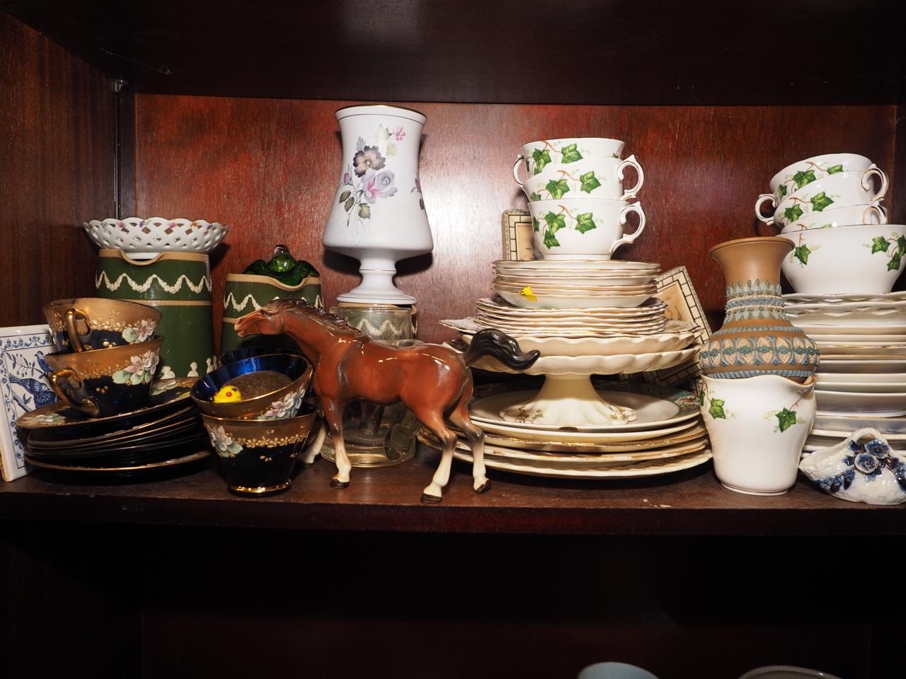 A Doulton Lambeth silicon vase, 5 1/4" high, a Paragon part teaset, an Oriental style crackle glazed - Bild 2 aus 2