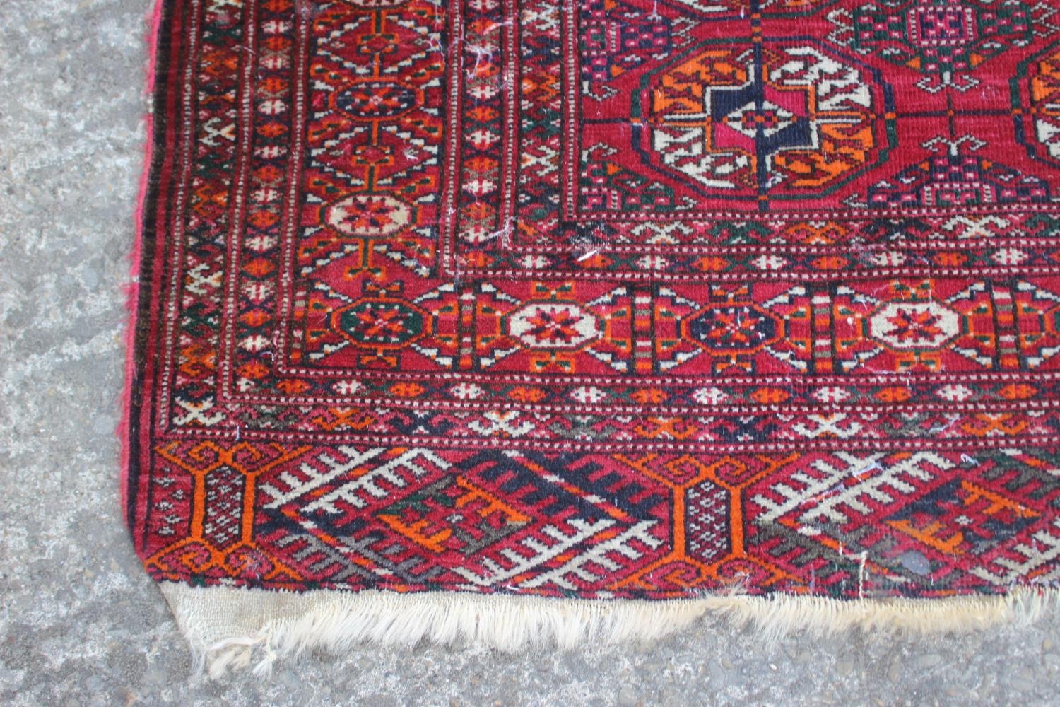 A Bokhara rug with thirty-three guls on a red ground with multi-borders in shades of green, orange - Bild 2 aus 4