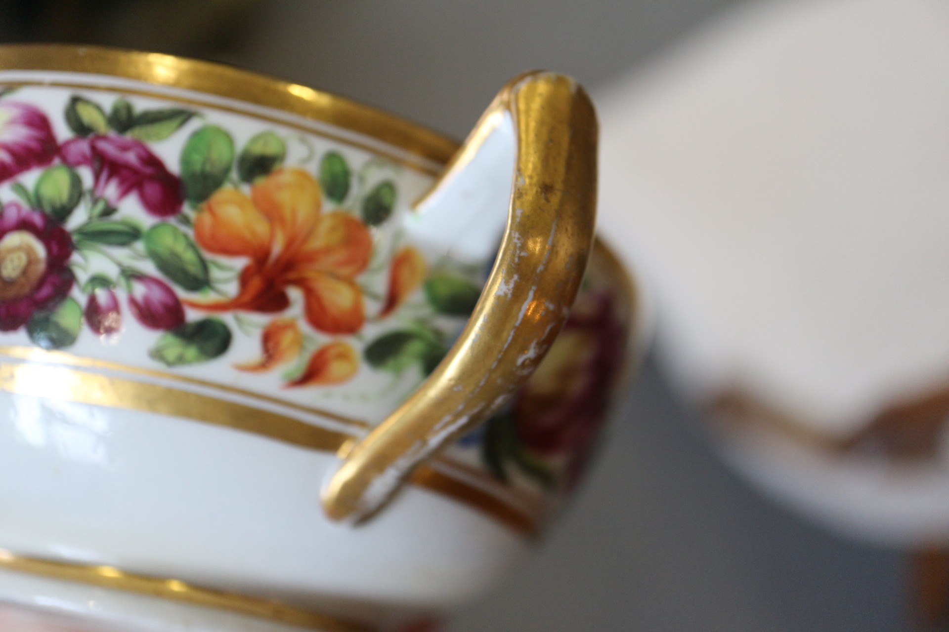 A pair of Copenhagen porcelain fruit decorated ribbon plates, a 19th century dessert plate, a pair - Bild 4 aus 5