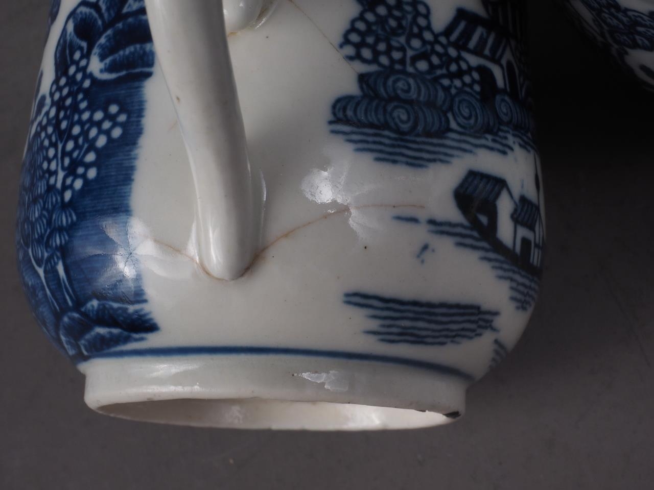 A pair of Caughley blue and white baluster cups with proto-willow pattern design, 2 1/4" high (one - Bild 5 aus 5