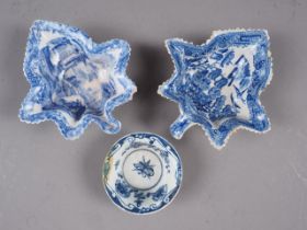 An 18th century Worcester blue and white patty pan with swag and central insect decoration, 3"