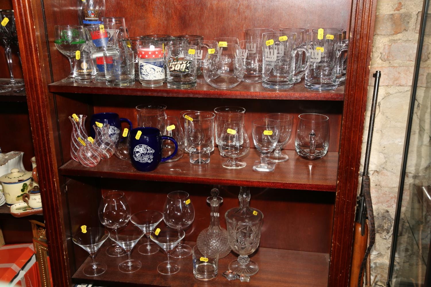 A collection of modern table glass, various, and two decanters - Bild 2 aus 2