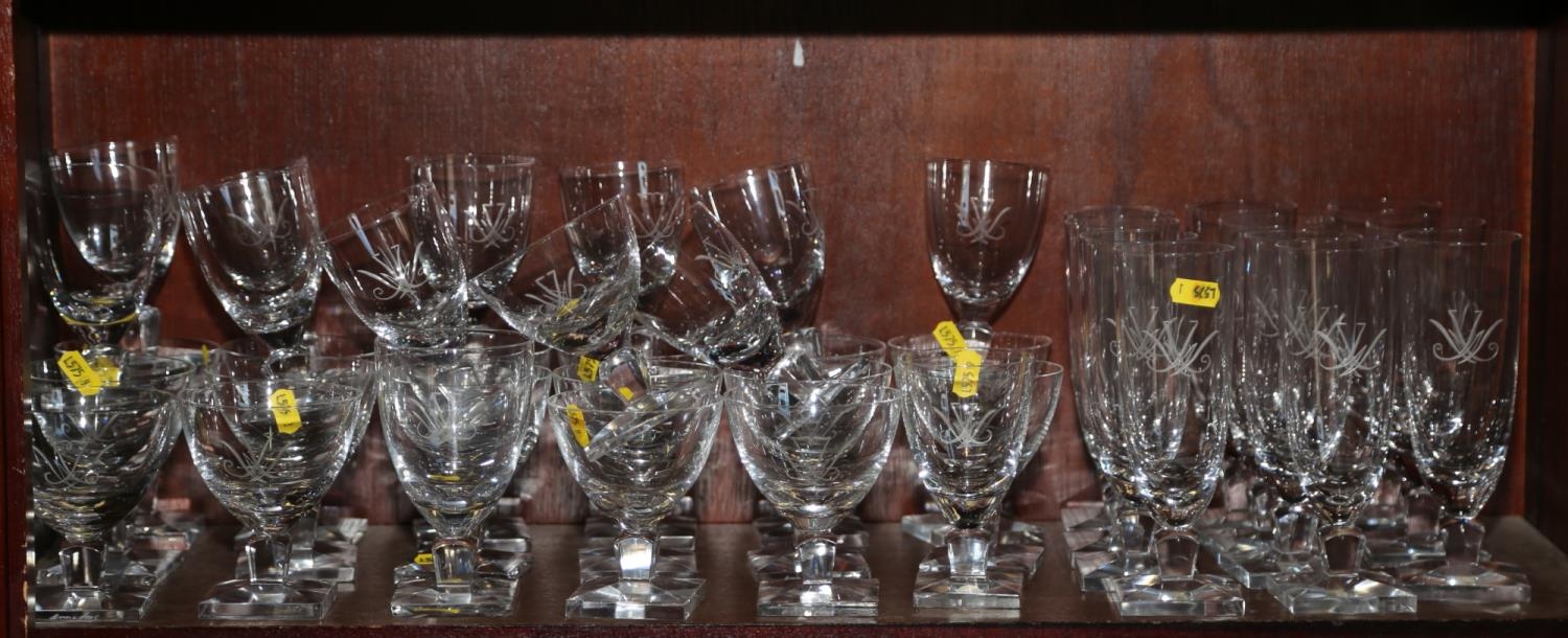 A quantity of clear table glass with engraved decoration, on square bases - Bild 2 aus 2