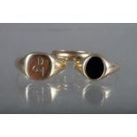 A 9ct gold wedding band, size P, 2.6g, a 9ct gold signet ring, size T, 6.8g, and a 9ct gold and onyx