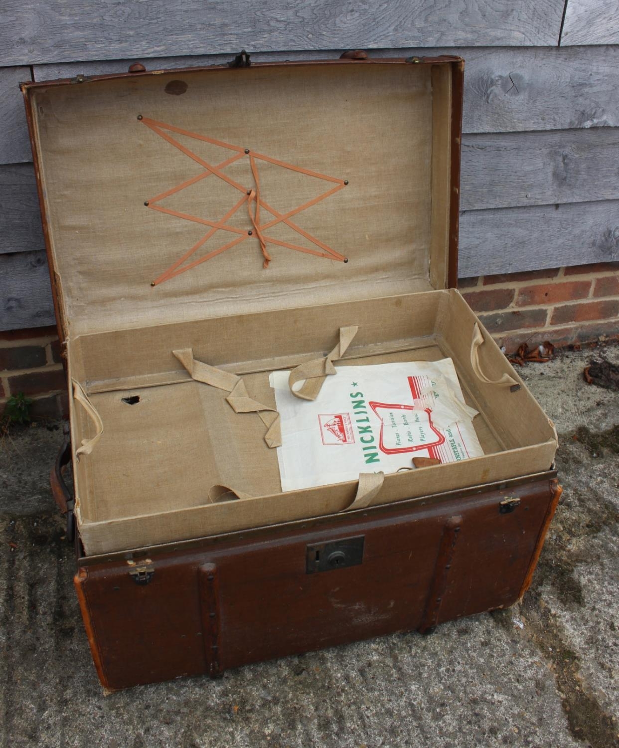 A late 19th century canvas and maple bound travel trunk with fitted interior and lift-out tray - Bild 2 aus 3