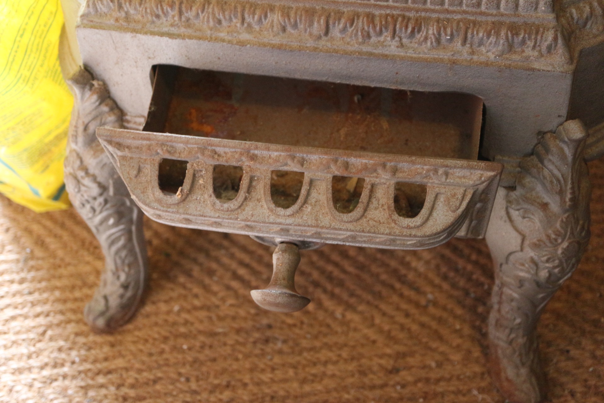 A grey painted cast iron stove with pierced decoration, on cabriole supports, 19" wide x 13" deep - Bild 6 aus 10