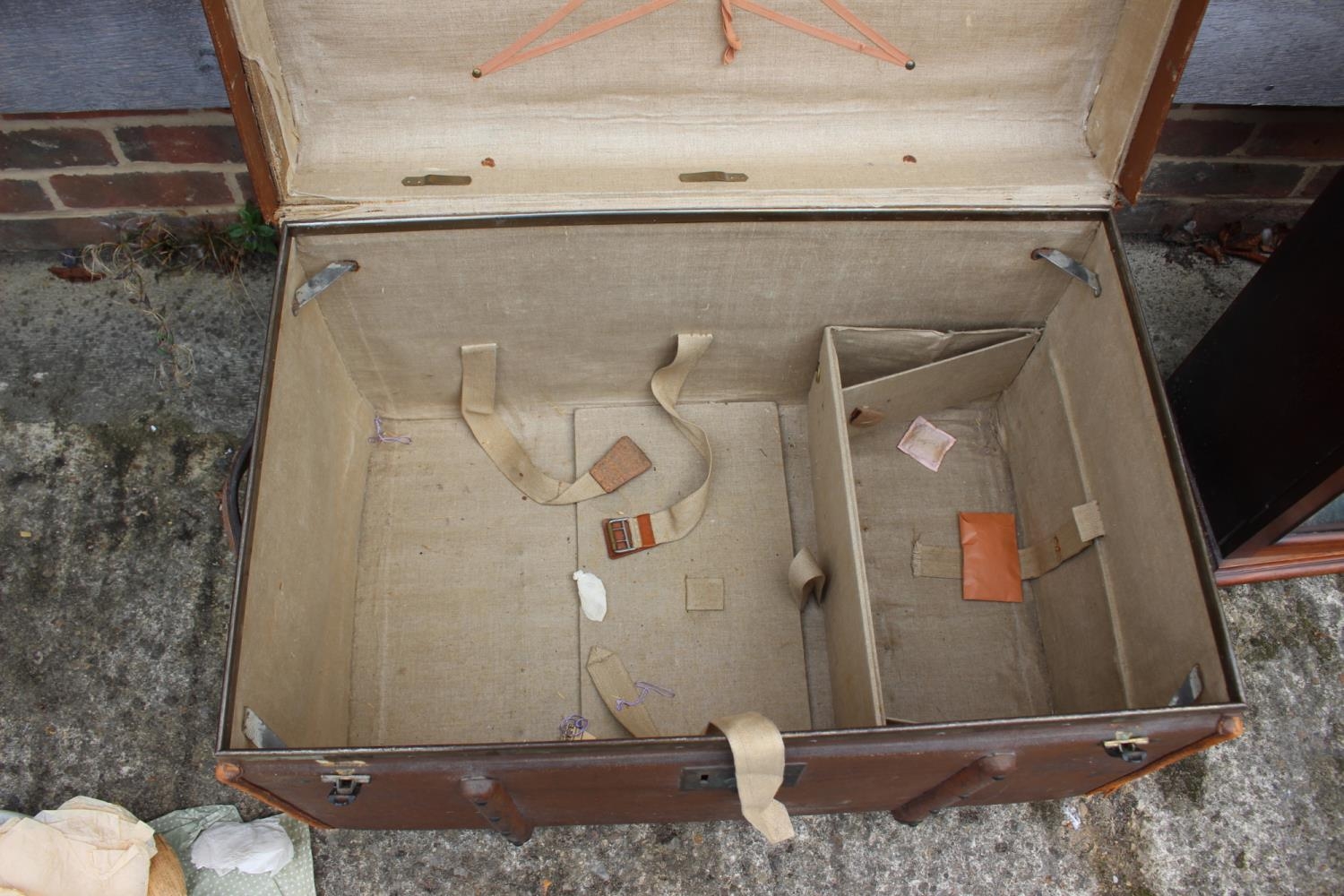 A late 19th century canvas and maple bound travel trunk with fitted interior and lift-out tray - Bild 3 aus 3