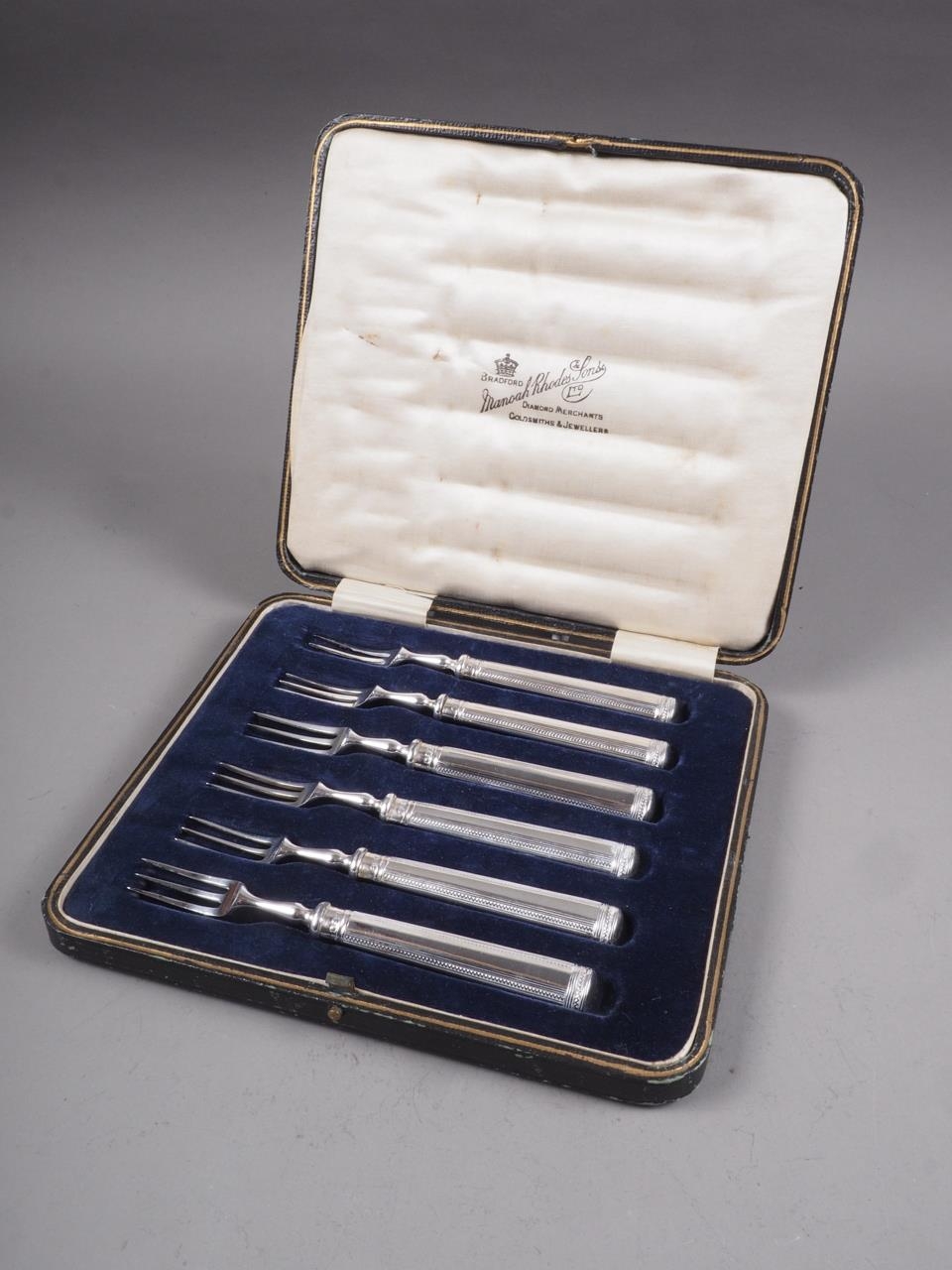 A silver fork and spoon and similar knife, in fitted case, and a set of six silver handled fruit - Image 5 of 6