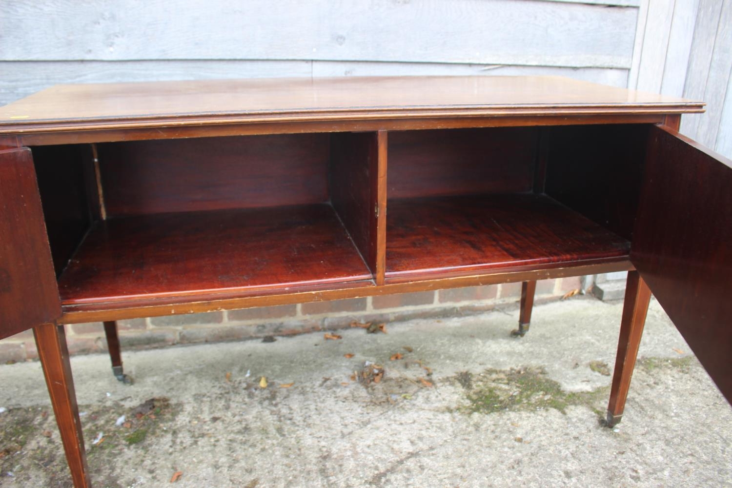 An Edwardian mahogany and banded side cupboard/carving table enclosed two doors, on square taper - Bild 3 aus 3