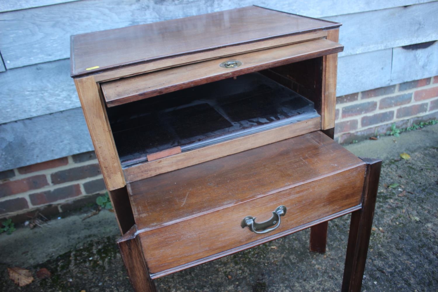 A 19th century bedside cupboard with lift up top and faux drawer, 24" wide x 18" deep x 30" high - Bild 3 aus 3