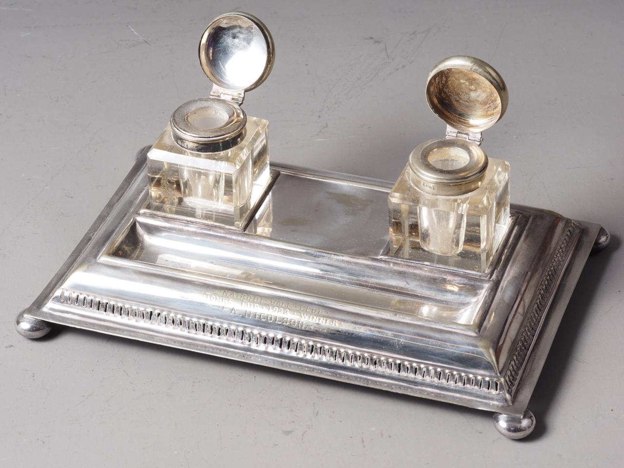 Three pairs of silver plated knife rests and a plated inkstand with inkwells - Bild 3 aus 5