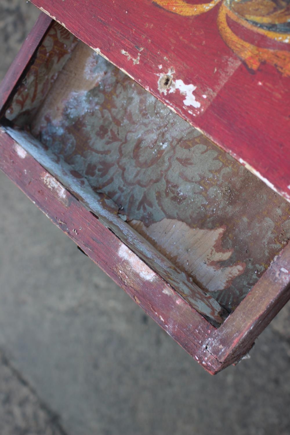 A Venetian painted occasional table, fitted one drawer, on square taper supports, 23 1/2" long x - Bild 3 aus 5