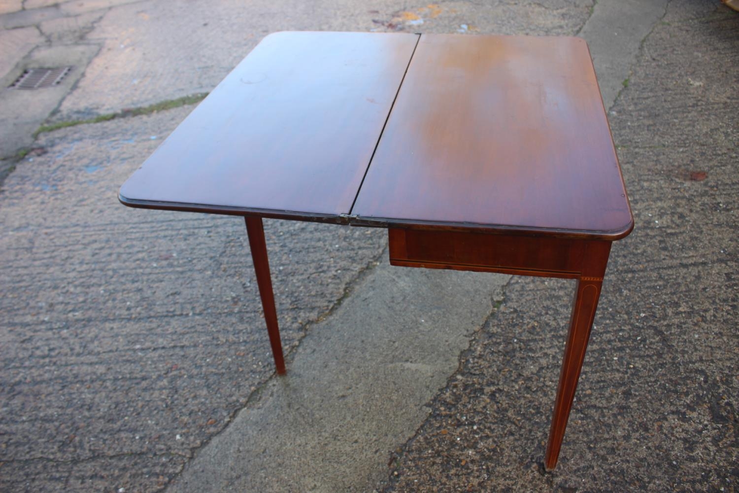 A walnut and banded fold-over top tea table, on square taper supports, 36" wide x 18" deep x 29 1/2" - Bild 4 aus 5