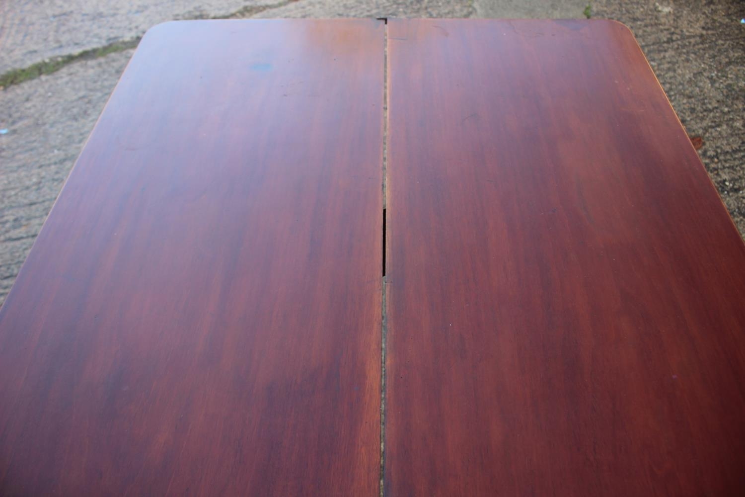 A walnut and banded fold-over top tea table, on square taper supports, 36" wide x 18" deep x 29 1/2" - Bild 5 aus 5