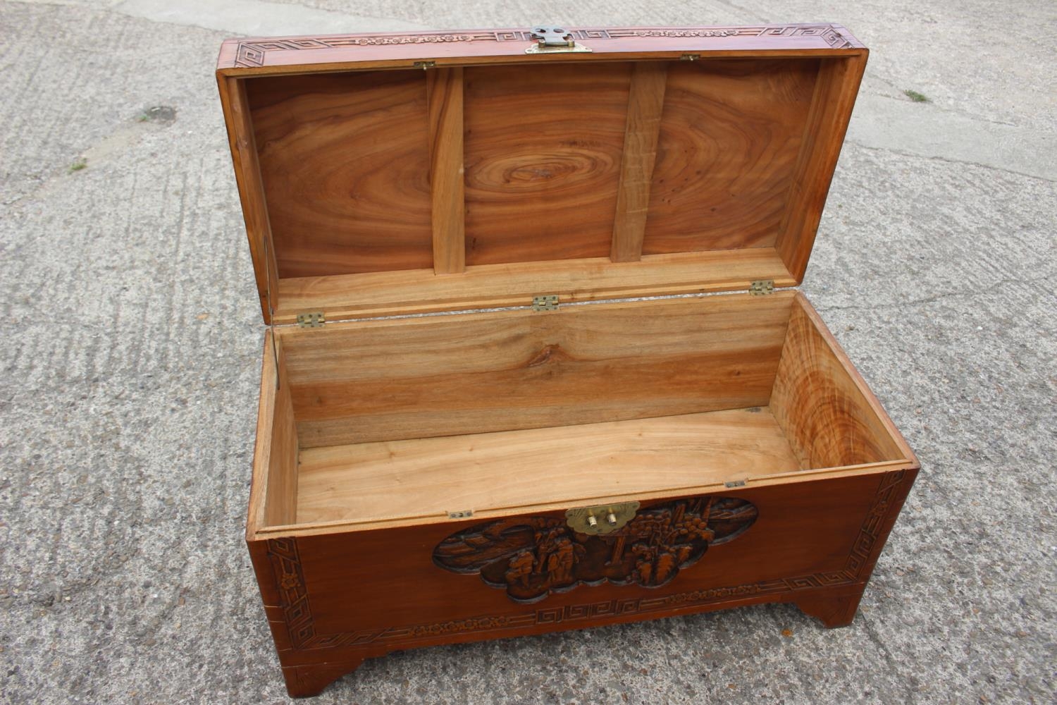 A Chinese carved camphor wood chest, on bracket feet, 37" wide x 17 1/2" deep x 20" high - Bild 4 aus 4