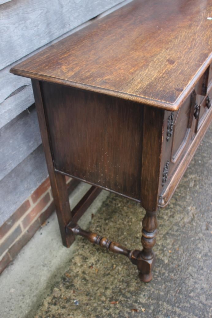 A carved oak court cupboard, the upper section enclosed leaded lattice glazed door over two - Bild 4 aus 5