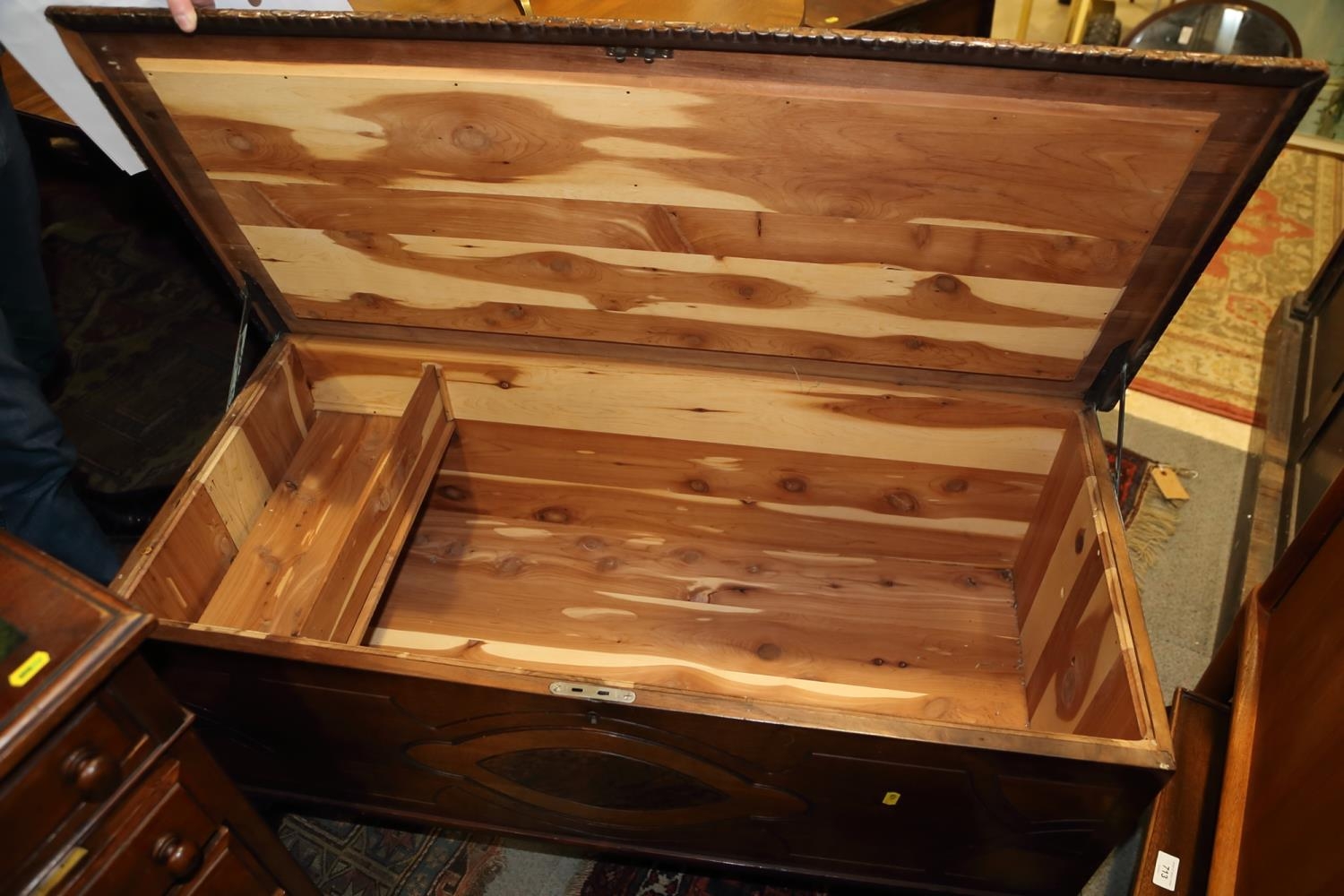 A 1930s oak and mahogany carved blanket box with cedarwood lining, 40" wide x 19" deep x 20" high - Bild 2 aus 2