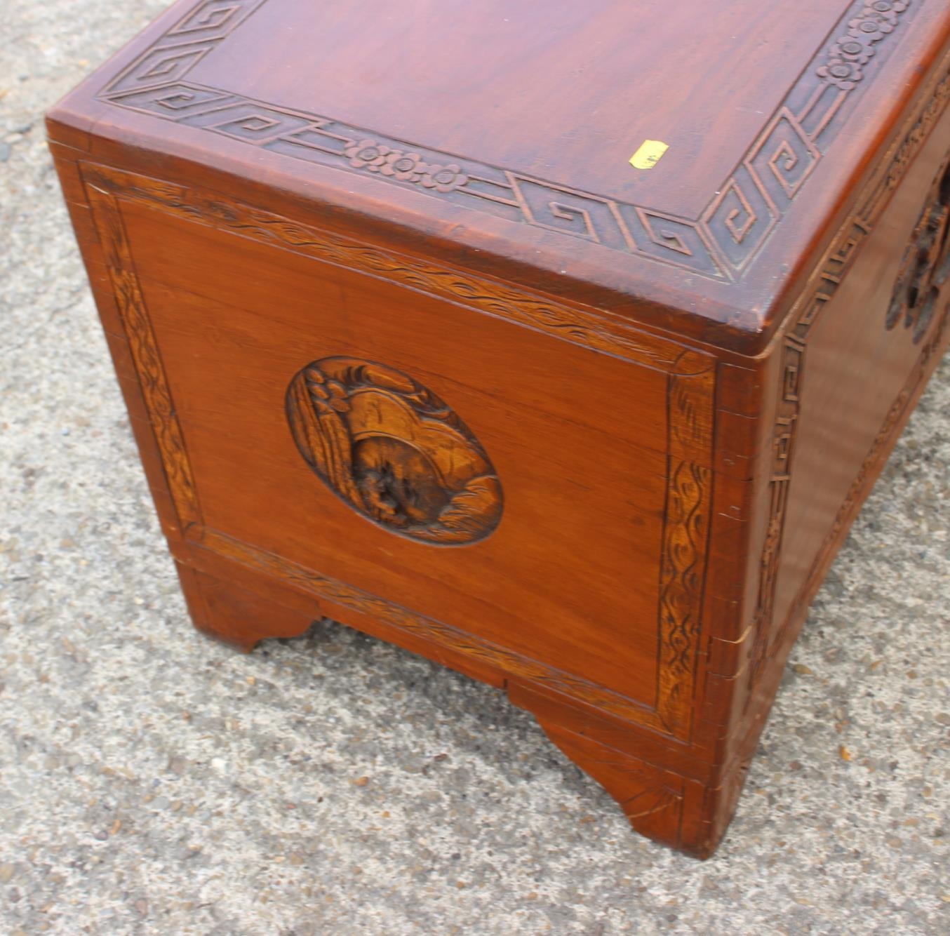 A Chinese carved camphor wood chest, on bracket feet, 37" wide x 17 1/2" deep x 20" high - Bild 2 aus 4