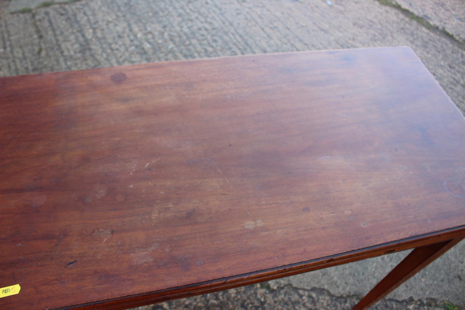 A walnut and banded fold-over top tea table, on square taper supports, 36" wide x 18" deep x 29 1/2" - Bild 2 aus 5