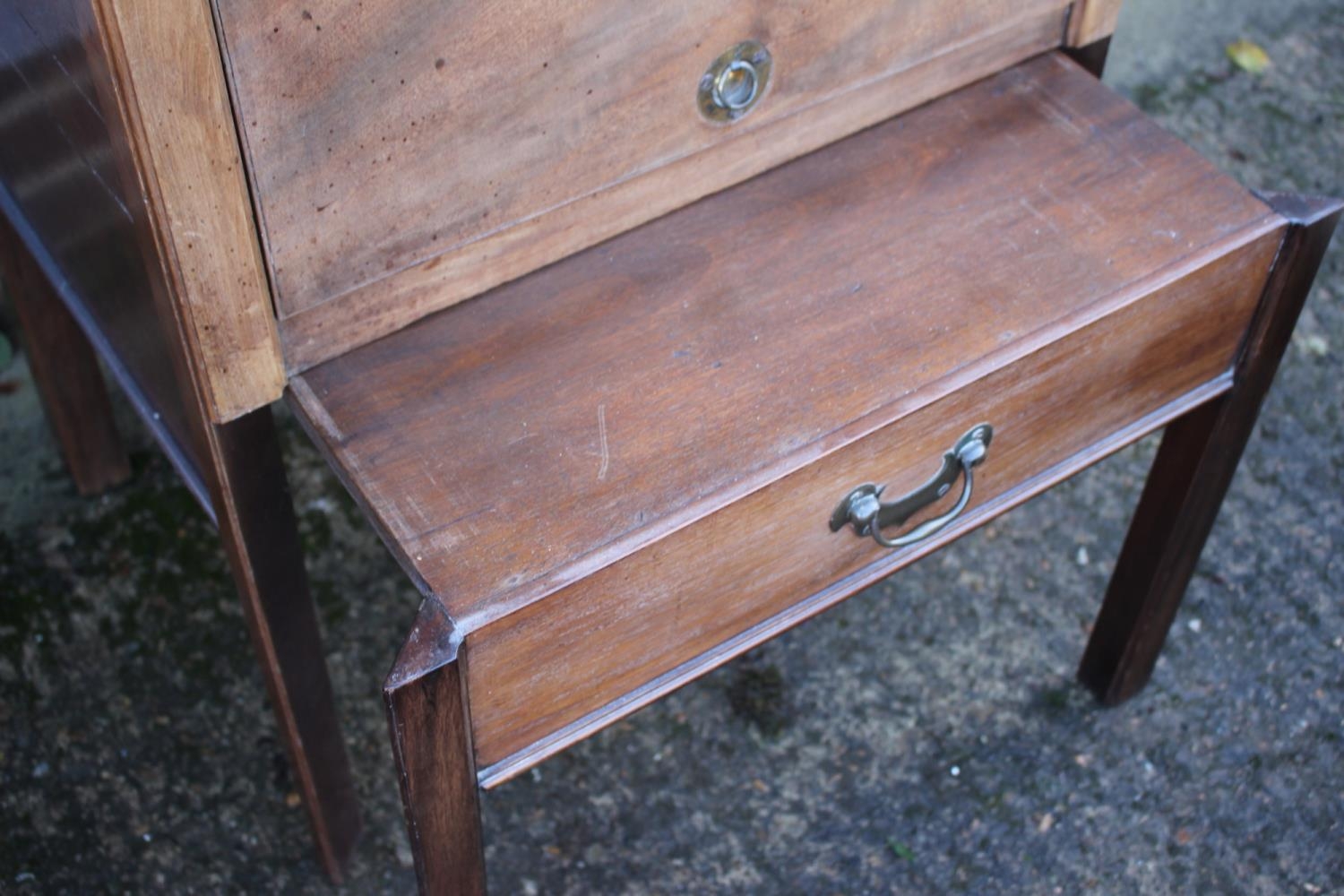 A 19th century bedside cupboard with lift up top and faux drawer, 24" wide x 18" deep x 30" high - Bild 2 aus 3