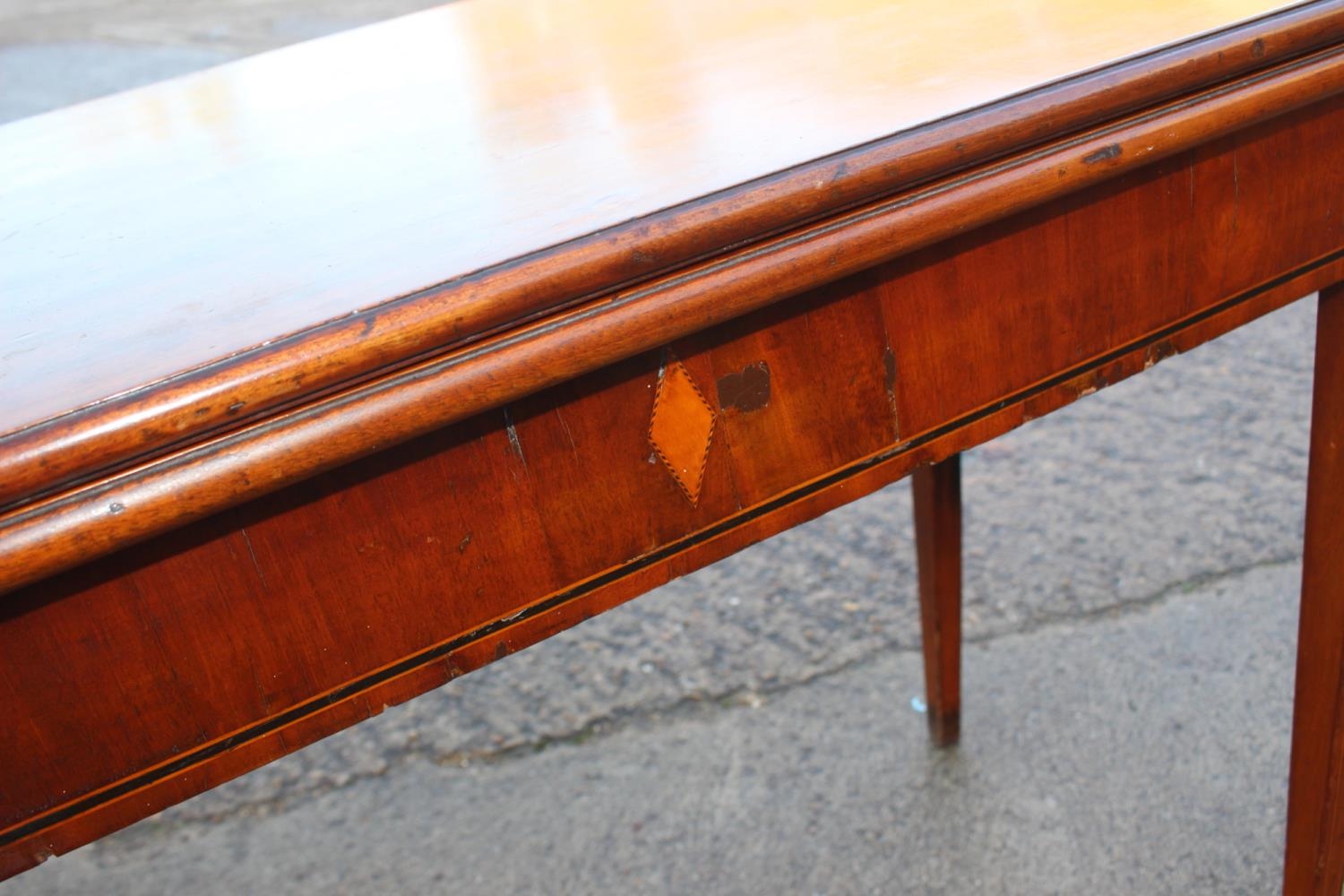 A walnut and banded fold-over top tea table, on square taper supports, 36" wide x 18" deep x 29 1/2" - Bild 3 aus 5