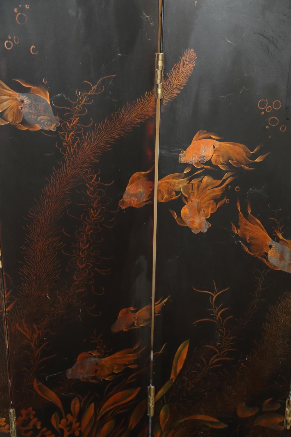 A six-fold lacquered and mother-of-pearl inlaid screen with bird and bamboo design and goldfish - Bild 4 aus 4