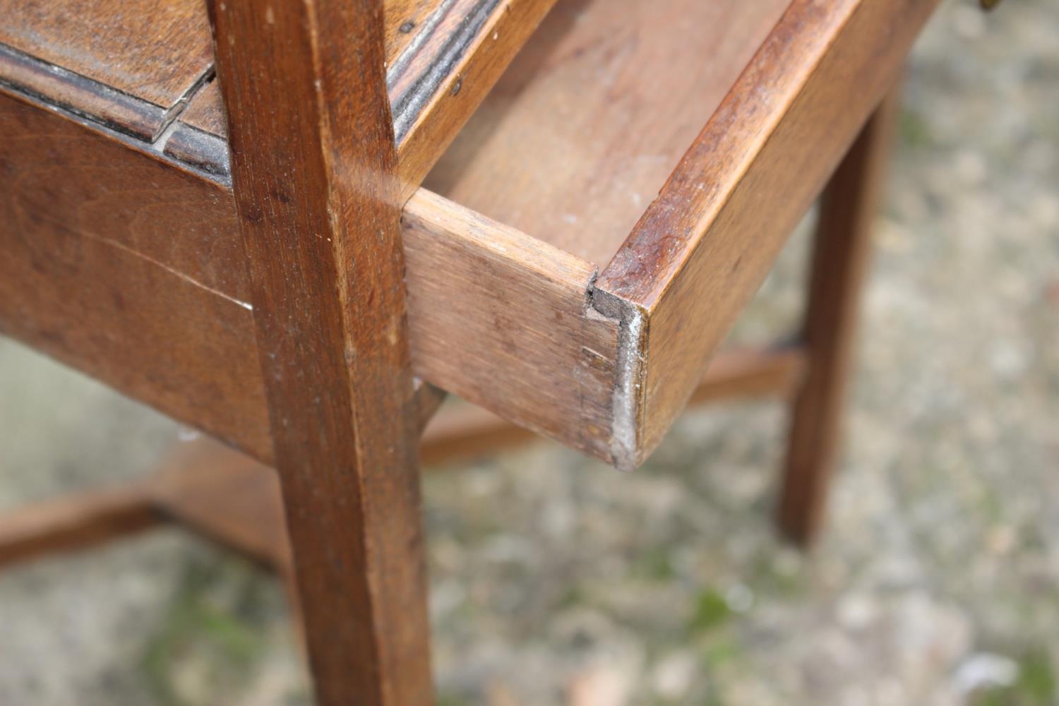 An early 20th century mahogany washstand, fitted one drawer, over undertier, 13" square x 28" high - Bild 2 aus 2