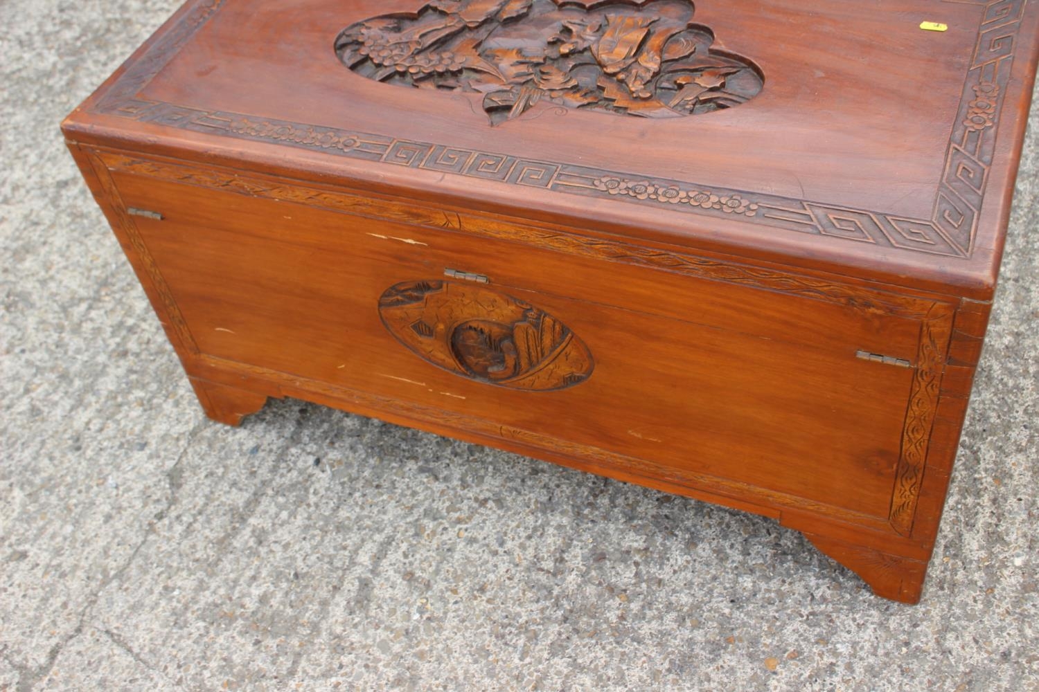 A Chinese carved camphor wood chest, on bracket feet, 37" wide x 17 1/2" deep x 20" high - Bild 3 aus 4