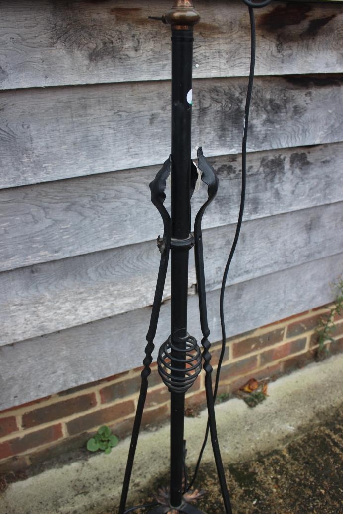 An early 20th century wrought iron standard lamp with copper reservoir, 55" high (now converted to - Bild 2 aus 2