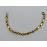 An 18ct gold articulated bracelet measuring 18cm in length, stamped 750, 5.9g.