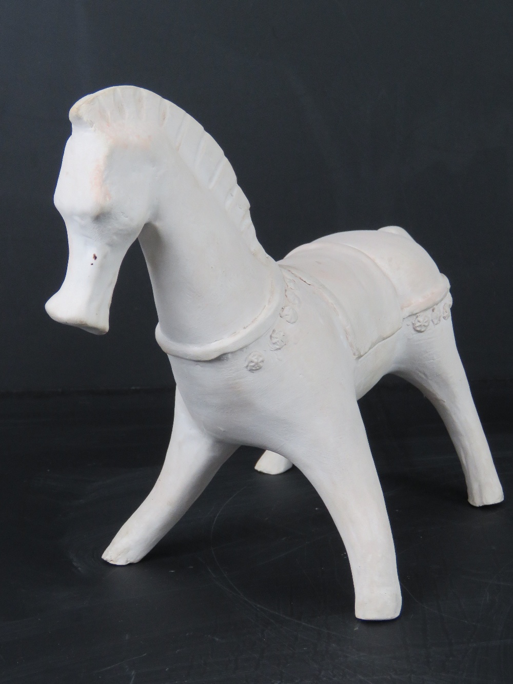 An Etruscan figurine of a horse approx 25cm in length. - Bild 2 aus 3