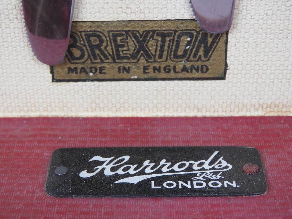 A large Brexton picnic case as retailed by Harrods, opening to reveal mostly full contents within. - Bild 2 aus 4