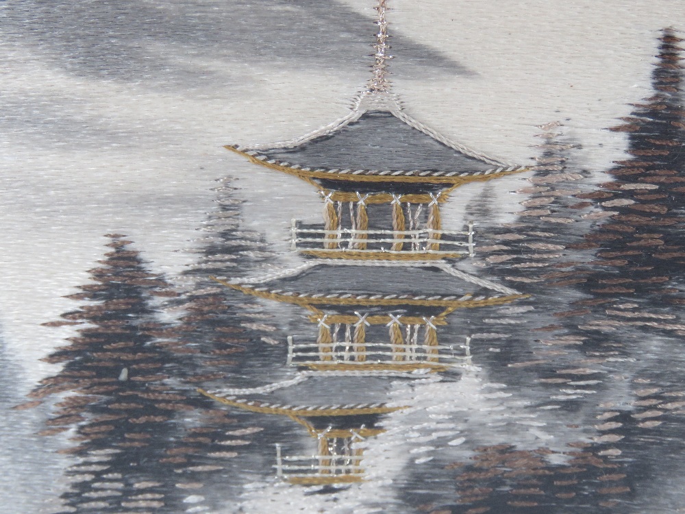 A Japanese silken thread embroidered scene of a pagoda in forest before Mount Fuji, - Bild 3 aus 3