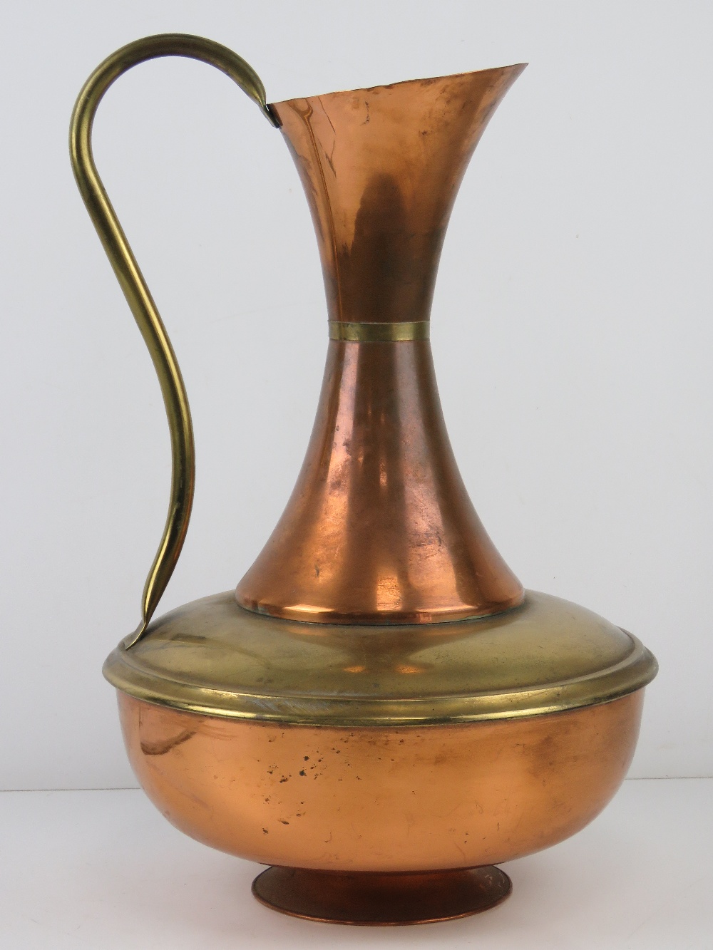 A large copper and brass jug standing 45cm high. - Bild 3 aus 3