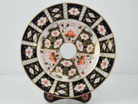 A Royal Crown Derby Imari pattern decorative plate on stand, 27cm dia, 2451 XXXIX to back.