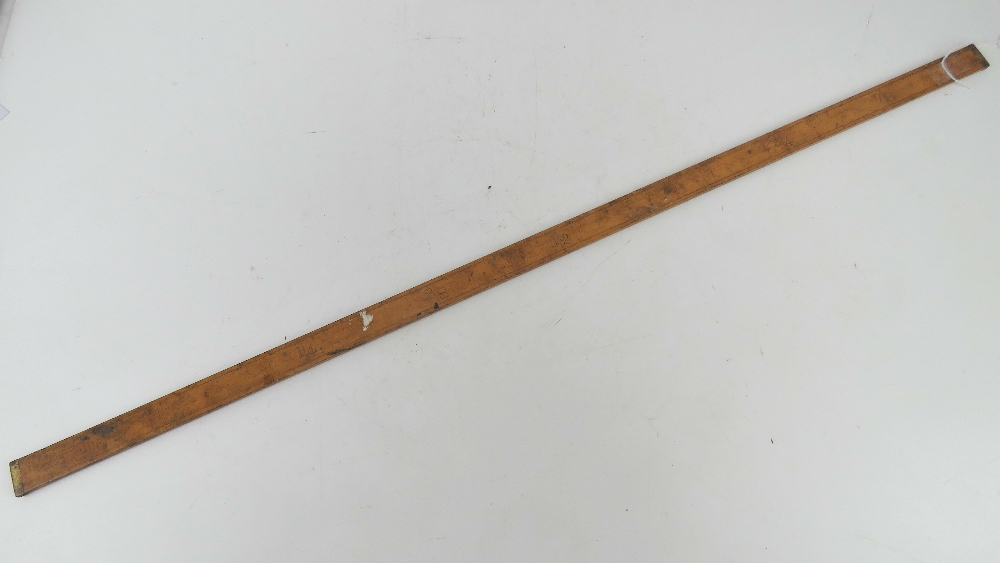 A boxwood yard stick having brass ends made by E Preston & Sons Birmingham. - Bild 2 aus 4