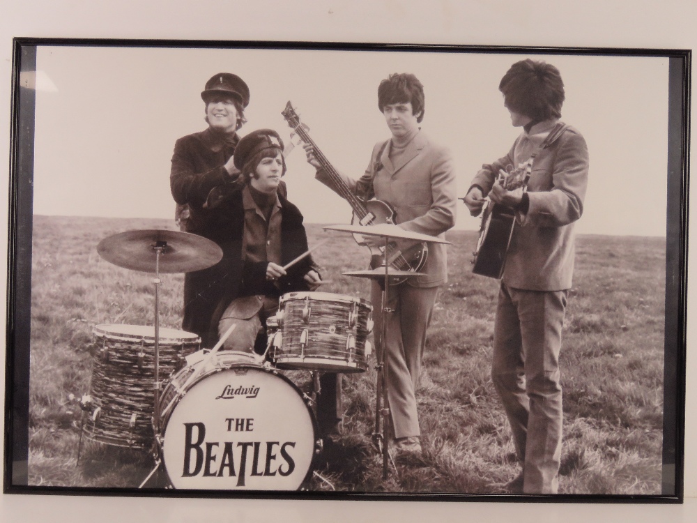 Two contemporary Beatles posters in frames, each measuring 92 x 62cm. - Bild 2 aus 3