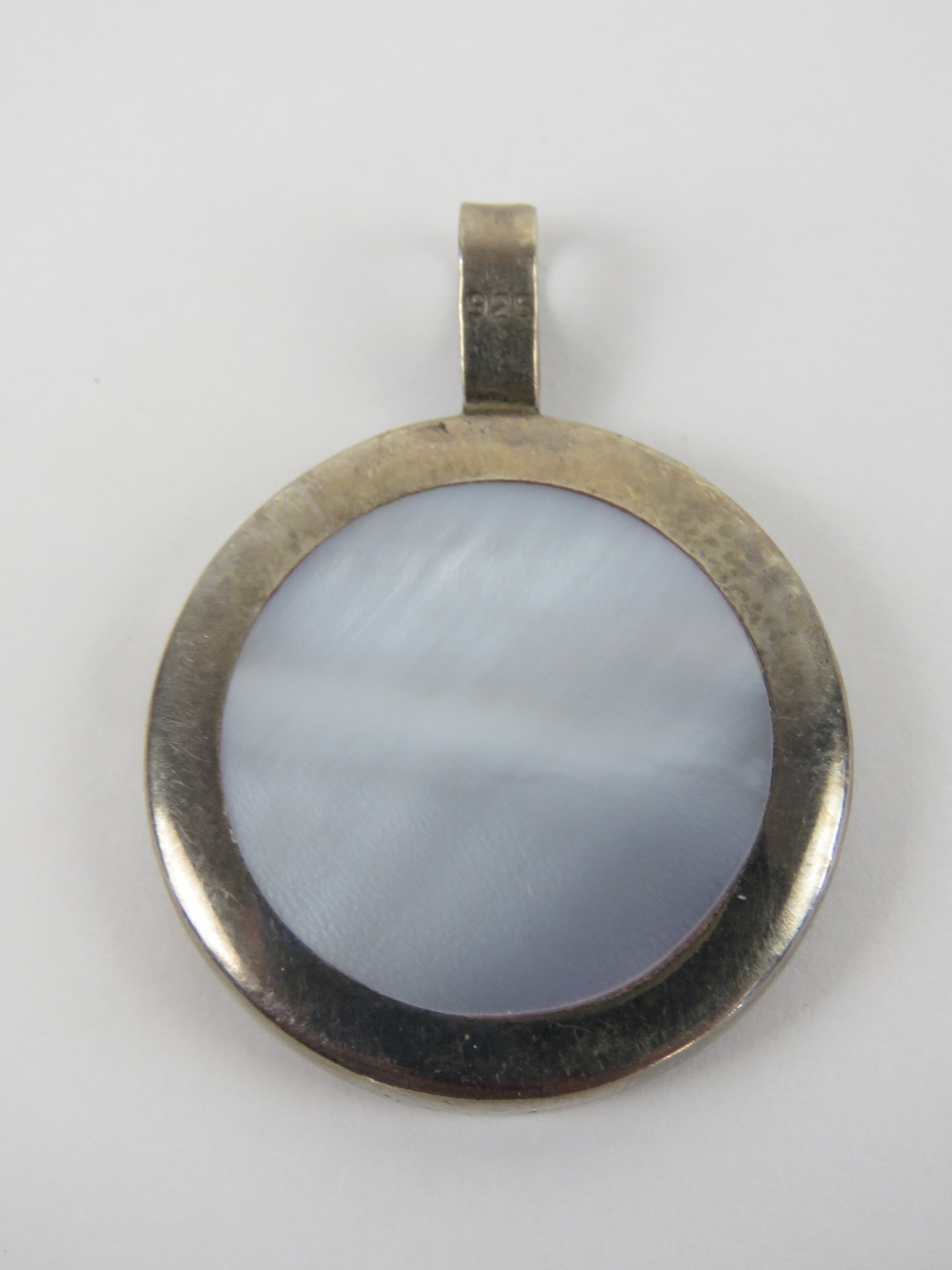 A mother of pearl and silver pendant of circular form, stamped 925, 3.8cm dia. - Image 2 of 3