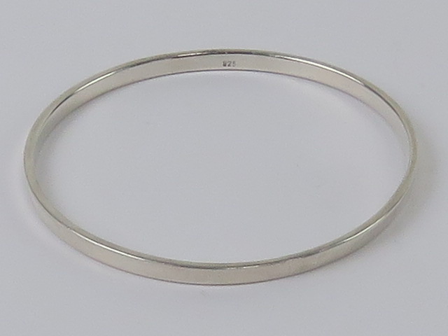 An HM silver bangle of plain design, internal dia 5cm, hallmarked London, 14.7g.