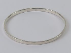 An HM silver bangle of plain design, internal dia 5cm, hallmarked London, 14.7g.
